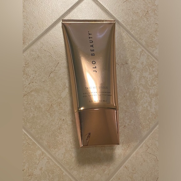New JLO Beauty That Hit Single Gel Cream Cleanser! - Picture 3 of 4